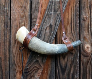 Cuerno Nórdico Pulido Ecológico de Cuerno de Búfalo Natural con Correas de Cuero - Estilo Feng Shui y Religioso - Product Image 2