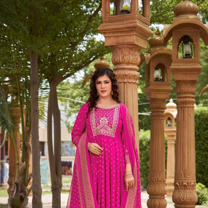 Ropa étnica para mujer Nuevo diseñador Full Stitch Listo para usar Traje Ropa de fiesta Muselina Seda Impreso Trabajo Top y pantalón con Dupatta - Product Image 1