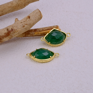 Breloques de fabrication de bijoux en laiton plaqué or, faites à la main, avec pierre fantaisie verte fraise, sertie dans un cadre texturé à double boucle - Product Image 3