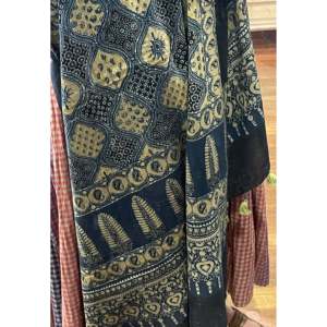 Nuevo Chal Ajrakh con Técnicas de Impresión a Mano, Algodón Indio con Tintes Naturales, Azul Índigo, Chal Largo para Mujer 95x245cm - Product Image 1