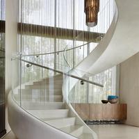 Escalier incurvé de luxe sur mesure CBMmart avec marches en bois pour villa et duplex