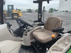 2023 JOHN 4052R | Cortacésped John Deeere con cargador frontal y cubo de fijación rápida a la venta - Product Image 4