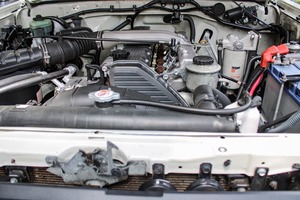 El más vendido usado para Toyota Hiace Mini Bus de lujo de 9 plazas en blanco disponible con dirección derecha o izquierda a la venta - Product Image 5