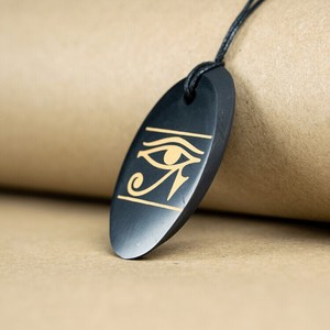 Colgante ovalado pulido de Shungita con serigrafía Ojo de Horus opción 1 1.3*2 pulgadas (34*50 mm) - Product Image 1