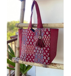 Sac à provisions fourre-tout en coton imprimé Ajrakh de 13x13x7 pouces avec poignées durables à l'intérieur de la poche et fermeture éclair sûre - Product Image 1