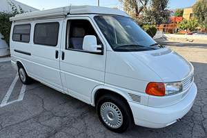 Volkswagen Euro Van MV Camper Usada de 1999, Camper con Techo Elevado Fabricado por Winnebago - Product Image 2