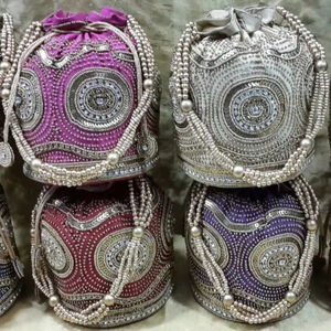 Pochette de soirée ethnique traditionnelle indienne pour femmes, faite à la main, en tissu brodé, design exclusif, pour les fêtes, vives couleurs - Product Image 1