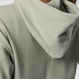 Cozy Women's Fleece Cropped Pullover Hoodie-Cálido y elegante, ideal para descansar y actividades al aire libre - Product Image 6
