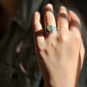 Bague Labradorite en argent népalais Collection Labradorite de feu bleu pour mariage et fête - Product Image 3