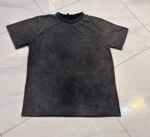 T-shirt en maille respirante personnalisable avec logo sur mesure, style urbain, coupe ajustée, méthodes d'impression sérigraphique et hydrographique, haut de gamme - Product Image 3