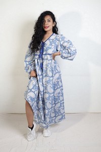 ชุดเดรสพิมพ์ลายคอลเลกชั่นคอวีผ้าไหมพิมพ์ลายดิจิทัลทรงหลวมแต่งกระดุมทำงานสวมใส่สบาย - Product Image 3