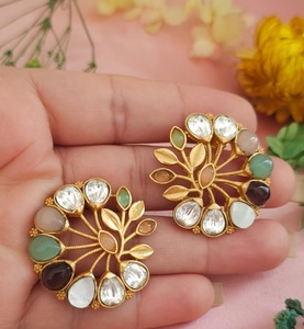 Precioso conjunto de pendientes con estilo de la mejor calidad con tono dorado, perfecto para ocasiones de boda para mujeres y niñas - Product Image 5