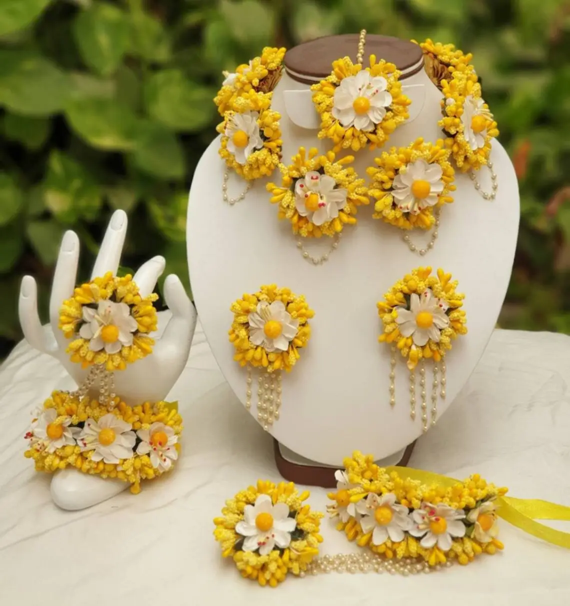 Bellissimo set di gioielli giallo bianco floreale must Patti per gioielli Haldi Mehandi Babyshower flower per gioielli mehndi haldi out