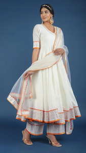 Conjunto Angrakha Moderno de Algodón y Seda NOOR |   Atuendo Blanco Midi para Fiestas, Bodas, Graduaciones y Diwali, Ropa de Primera Calidad - Product Image 4