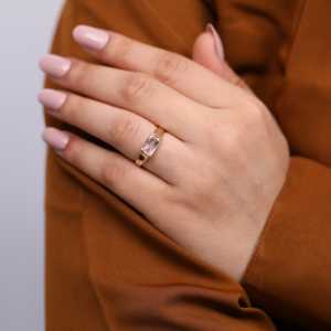 Bague solitaire en diamant taille émeraude rose pêche, sertie de pierres précieuses certifiées IGI, or jaune et blanc - Product Image 6