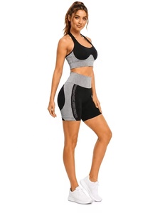 Conjunto Deportivo de Yoga con Top Deportivo Negro a Rayas y Pantalones Cortos de Cintura Alta, Transpirable, con Detalles en Malla en Contraste, Sin Costuras - Product Image 4