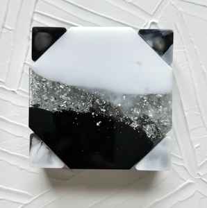 Posavasos Redondo de Resina Epoxi Hecho a Mano con Diseño de Ángel, Ideal para Regalos Empresariales, Fácil de Limpiar - Product Image 2