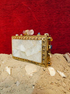 Pochette en pierre de quartz naturelle avec cadre en or orné, devant en mosaïque de pierre, accessoire de luxe artisanal - Product Image 3