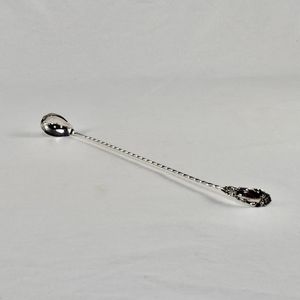 Cuchara de barra de metal de diseño clásico con extremo ponderado que proporciona equilibrio y control durante la agitación y la mezcla - Product Image 2