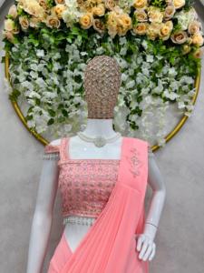 Sari de diseñador elegante listo para usar en tela de imitación Georgette con detalles de volantes y una elegante blusa de retazos - Product Image 5