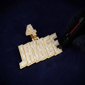Pendentif personnalisé JAYTEE avec 4 moissanites, en or 14 carats, plaque nominative unique et élégante avec un charme luxueux - Product Image 5