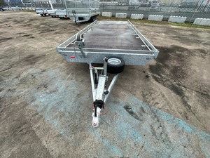 Remorque à plateau plat 18 pieds x 7 pieds 3500 kg à triple essieu avec barrières latérales amovibles 5,5 m x 2,2 m pour le transport de machines Disponible à bon prix - Product Image 4