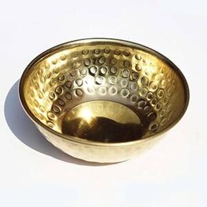 Bol de service en laiton de style vintage traditionnel avec finition martelée, idéal pour les buffets de mariage indiens ou la présentation de nourriture festive - Product Image 3