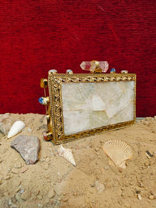 Pochette en pierre de quartz naturelle avec cadre en or orné, devant en mosaïque de pierre, accessoire de luxe artisanal - Product Image 2