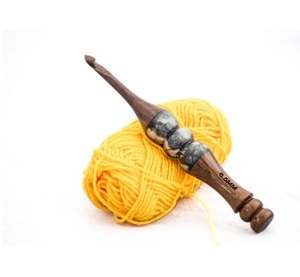 Crochets en bois à tricoter en palissandre avec crochets en résine Ensemble de 4 crochets - Product Image 1