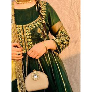 Elegante Vestido de Gasa Verde Botella con Bordado 100% Poliéster para Fiestas Formales y Bodas - Product Image 3