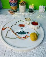 Magnifique plaque artisanale en marbre poli à motif floral pour les festivals de Raksha Bandhan, pièce artisanale en pierre naturelle
