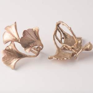 Élégant rond de serviette en métal au design fleuri doré, parfait pour la décoration de table de mariage moderne et les repas élégants - Product Image 3