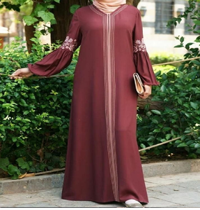 Abaya estilo caftán marrón fluido con bordado floral negro. Aspecto elegante disponible a precios de mayoreo. - Product Image 5