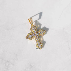 Colgante de Cruz de Jesús Estilo Hip Hop en Oro Amarillo de 10 Quilates con Moissanita de Corte Brillante Redondo de 4 Quilates y Claridad VVS - Product Image 4