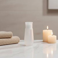 Flacon cosmétique en plastique blanc givré avec bouchon à pression, emballage minimaliste pour soins de la peau, pour lotion