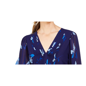 Blusa Plisada con Estampado Floral Azul de Talla Pequeña para Mujer de Calvin Klein, Hecha de Chifón - Product Image 2