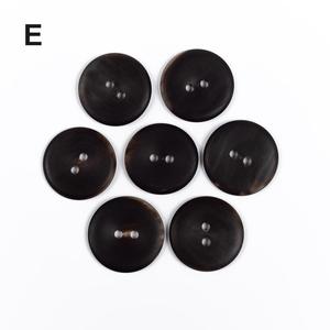 Botón Natural de Cuerno de Búfalo al por Mayor, Acabado en Blanco para Accesorios de Ropa, Alta Calidad - Product Image 1