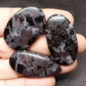 Cabochons en Jaspe Gabru Naturel UDGEMS, Pierres Noires Lisses et Polies, Tailles Mixtes pour Bijoux Faits Main, Fourniture en Gros, MOQ 100g - Product Image 1