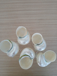 Verre à vin en coquillage fabriqué à partir de coquillages naturels, offrant une forme élégante et une surface brillante, pour la décoration et les marchés d'exportation. - Product Image 2