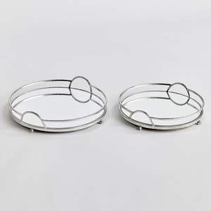 Hermosa bandeja para servir pulida de metal y vidrio plateado con diseños clásicos para fines decorativos - Product Image 4