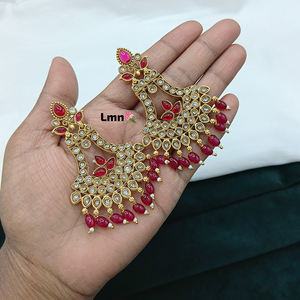 Pendientes chapados en oro de diseñador con piedras de cristal brillantes y cuentas colgantes ligeros para cada ocasión - Product Image 3