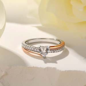 Bague de promesse Jeulia Amore à deux tons, en forme de cœur incurvé, en argent sterling avec placage or rose - Product Image 5