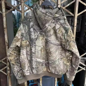 Veste de chasse camouflage classique avec tissu imperméable léger et design coupe-vent idéal pour le confort extérieur en toutes saisons - Product Image 3