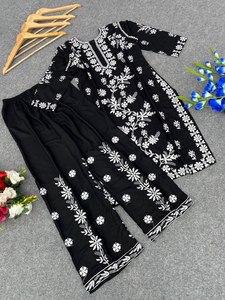 Présentation de la nouvelle rayonne belle Kurta et pantalon avec du fil à broder sur le haut et le bas robe décontractée entièrement cousue - Product Image 2