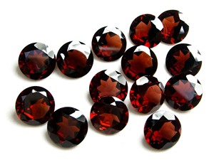 Pierre précieuse de naissance de grenat rouge en vrac à facettes pour l'utilisation de sertissage de bijoux dans une qualité de qualité certifiée AAA idéale pour les bagues et les pendentifs - Product Image 4