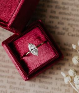 Anillo de compromiso de solitario de diamante de corte Marquesa de oro sólido de 10K - Product Image 1