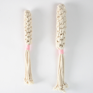 Juguete para perros de cuerda de algodón trenzada con borlas, ideal para actividades interactivas de sacudidas, tirones y estimulación. - Product Image 4