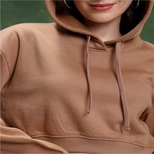 Sweat court uni marron pour femmes à manches longues pull droit à capuche avec logo avant survêtement d'hiver fabriqué en Inde - Product Image 3