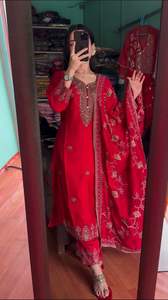 Último diseñador nuevo desgaste de fiesta pura seda Chinon hermoso hilo bordado secuencia trabajo superior e inferior con Dupatta - Product Image 3