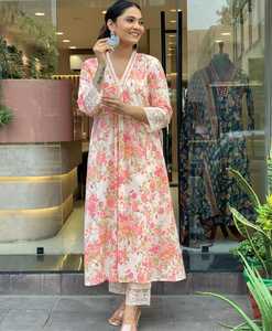 Hermoso trabajo de bordado Anarkali Kurta Pant Dupatta Set con detalles de lentejuelas a mano perfecto para bodas y ocasiones festivas - Product Image 2